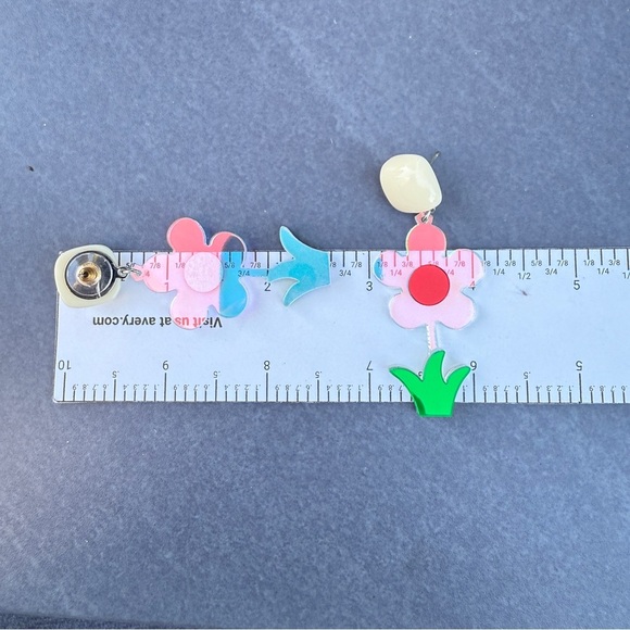 Retro Mod Flower Power 60s Acrylic Daisy Pierced Earrings - Picture 11 of 14